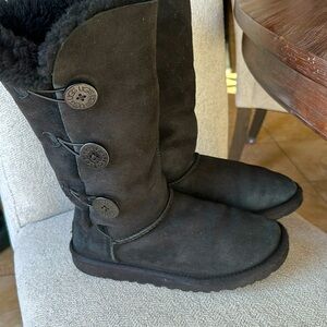 UGG Bailey Button Triplet II Boot
Black Women's size 8